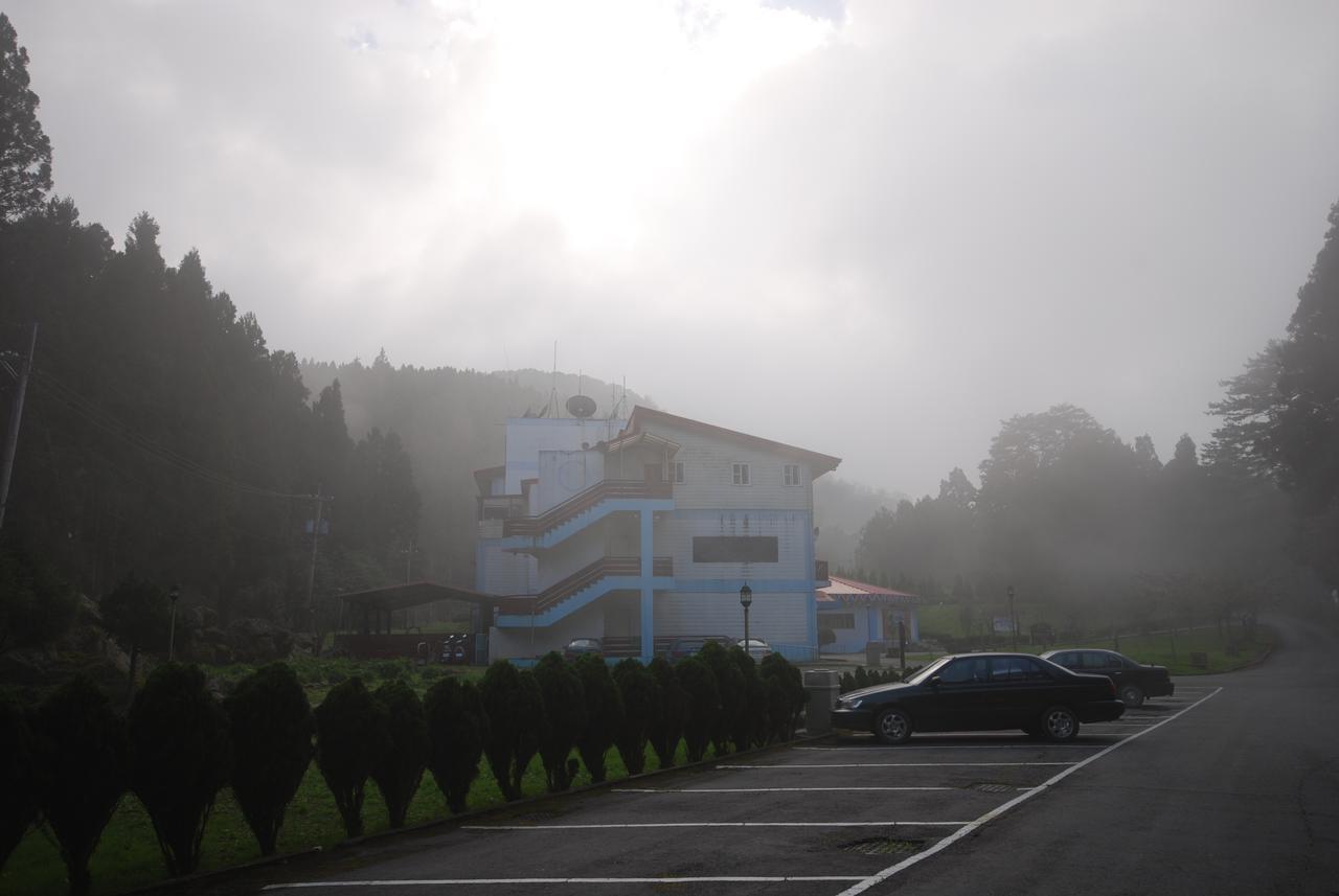 Alishan Youth Activity Center Чжунчжен Екстер'єр фото